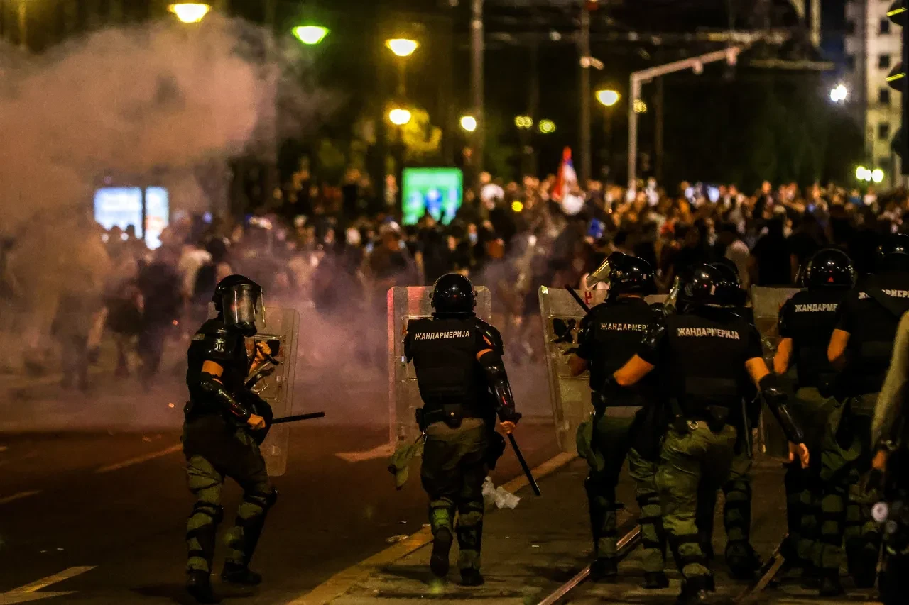 Sırbistan yangın yeri! Sokaklar savaş alanından farksız
