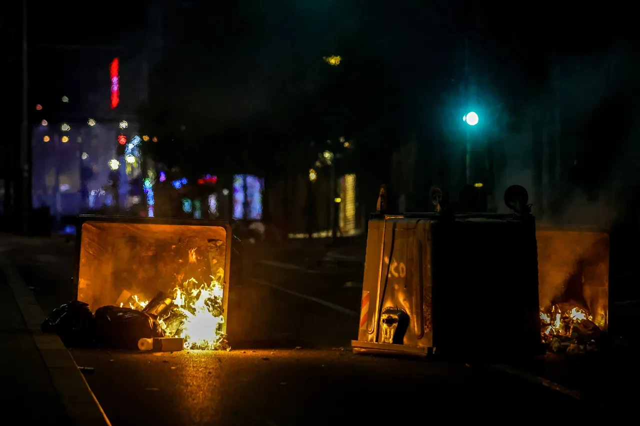 Sırbistan yangın yeri! Sokaklar savaş alanından farksız