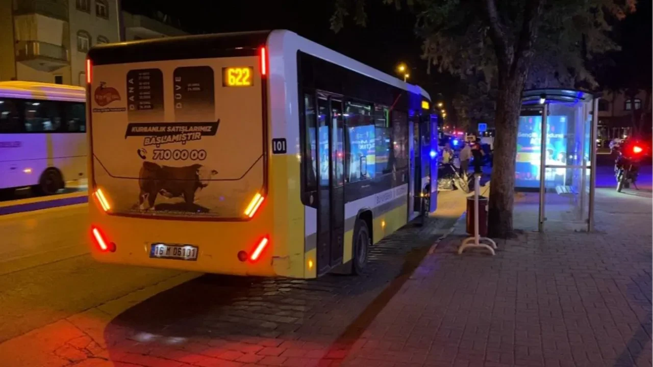 Trafik canavarı bu kez halk otobüsünde yakalandı! Polisten kaçtı, alkollü çıktı 