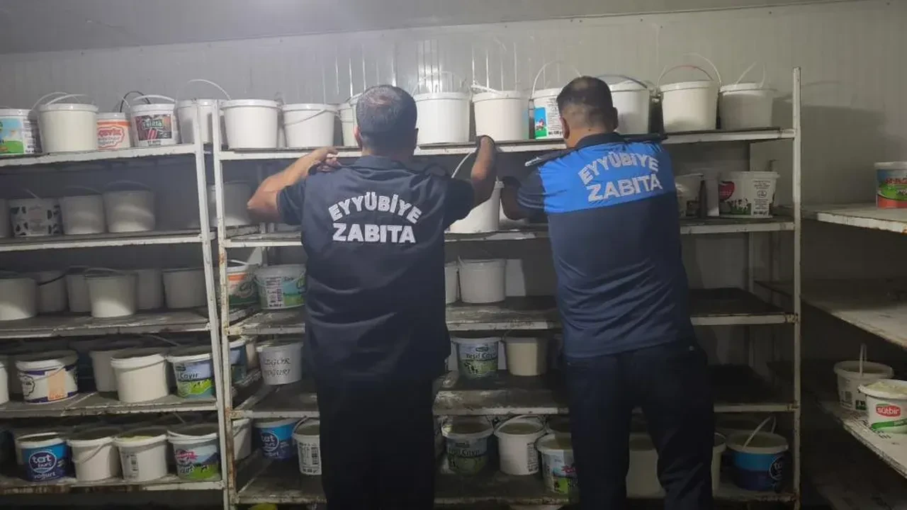 Denetimde mide bulandıran görüntüler! Çok sayıda bozuk ve tarihi geçmiş ürün ele geçirildi