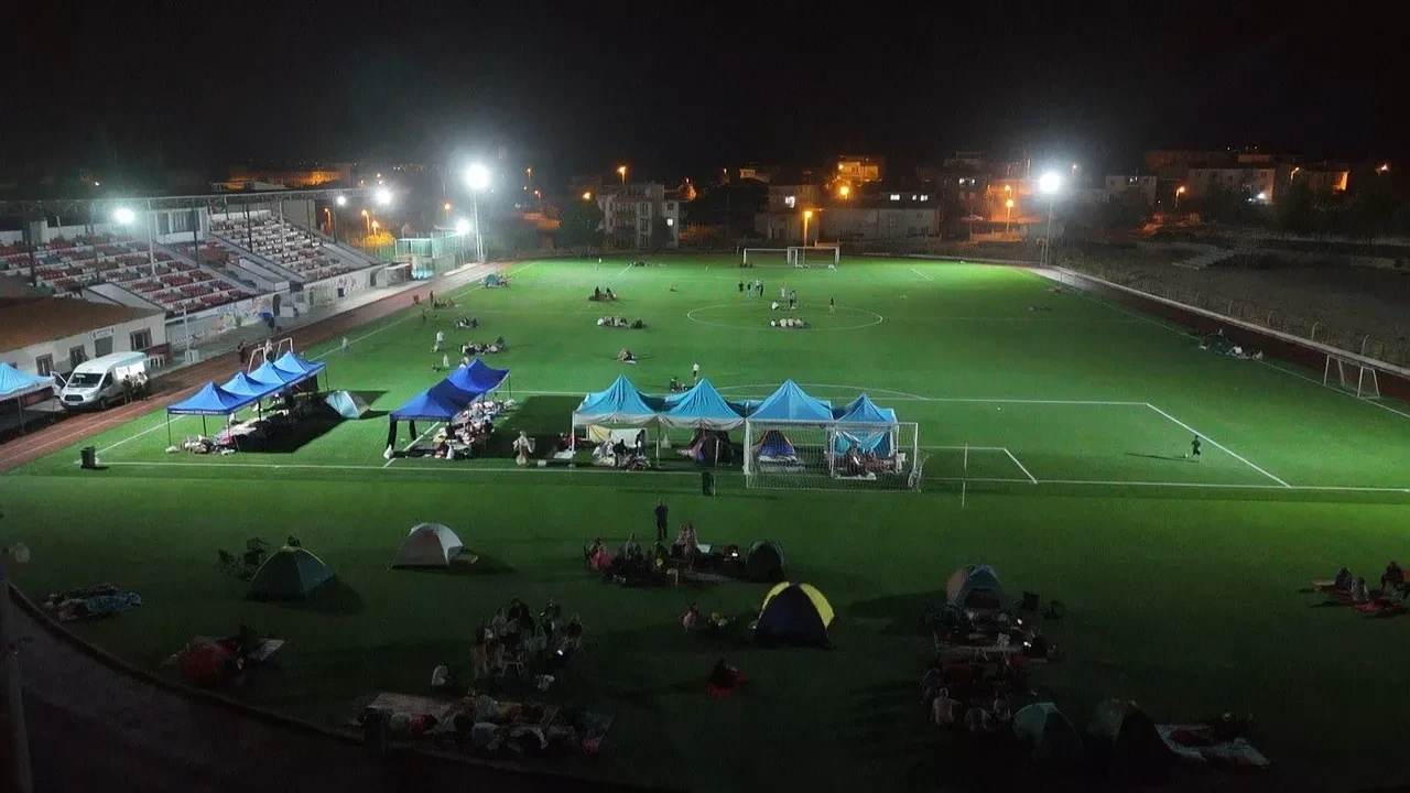 Balıkesir'de deprem korkusu! Hala evlerine giremiyorlar: Halı saha ve parklar çadırlarla doldu