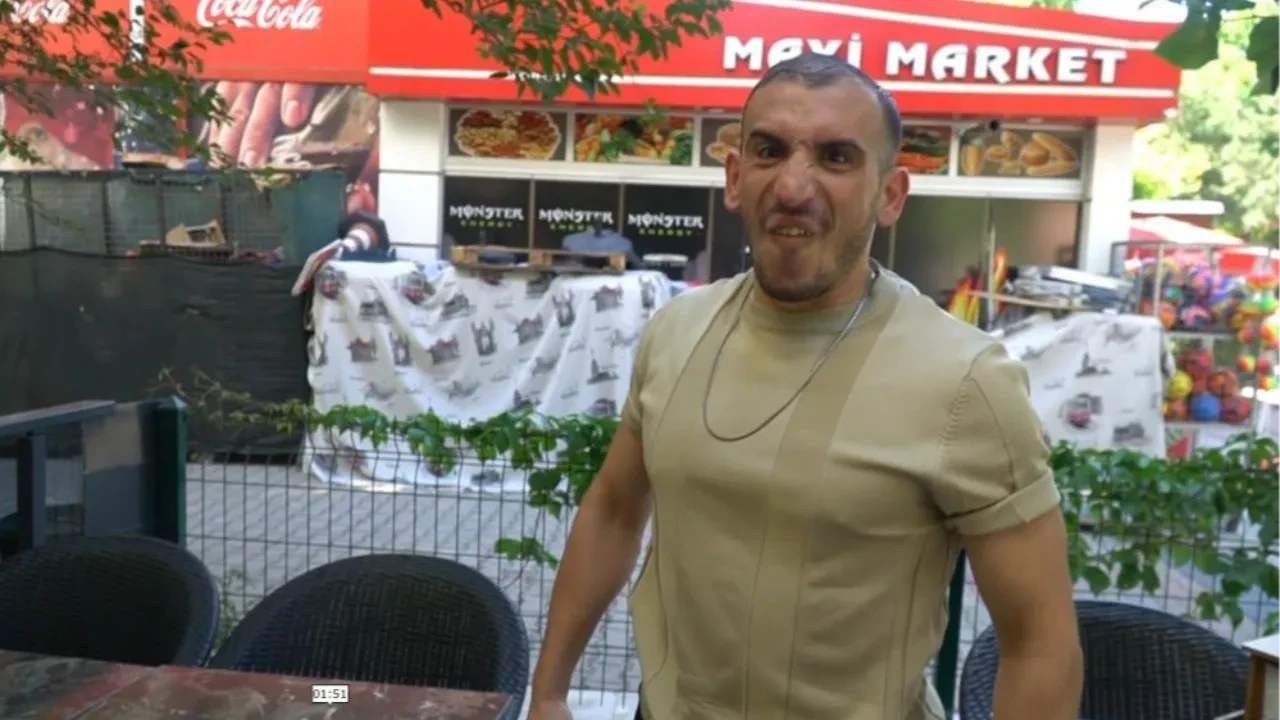 Bu garson başka garson! Müşterilerini kapıda havlayarak karşılıyor