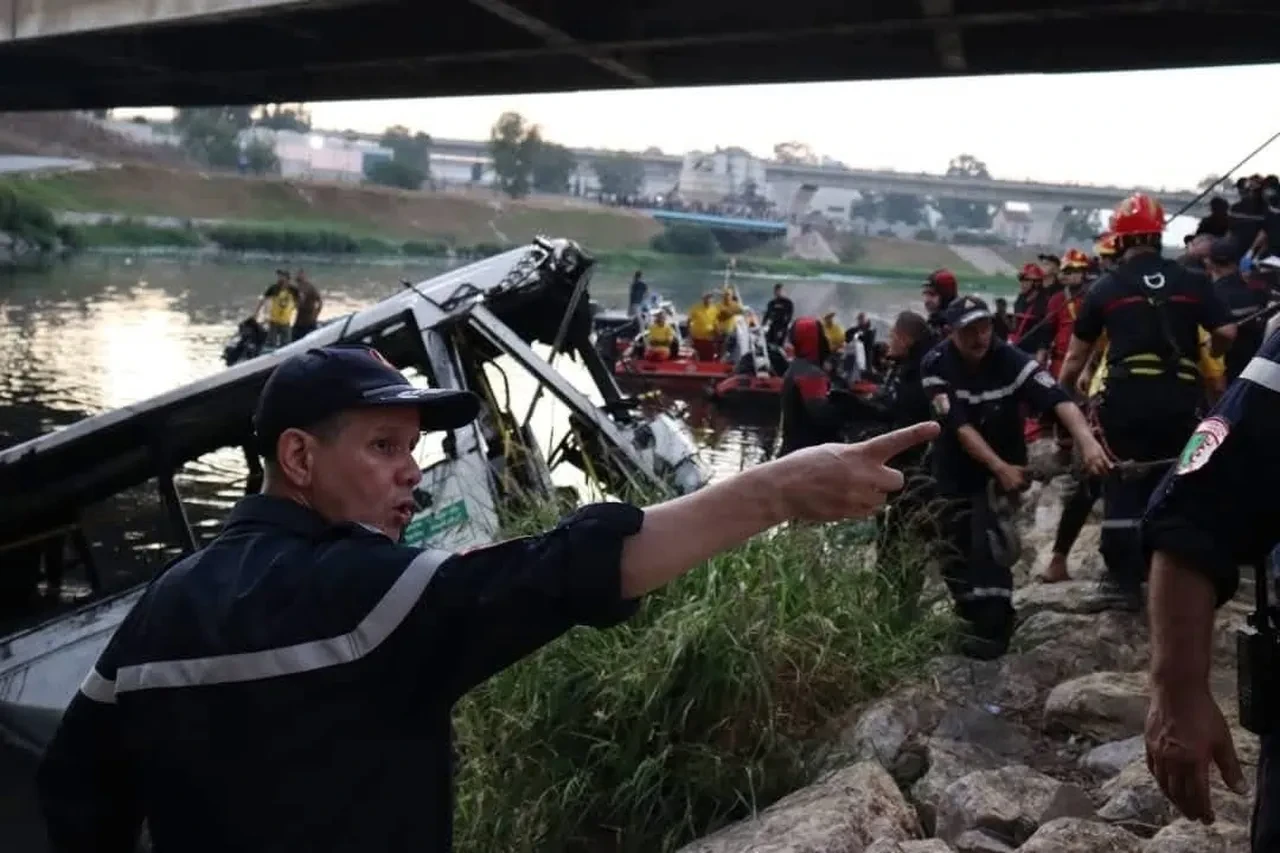 Cezayir'de katliam gibi kaza: Otobüs dereye uçtu, yolcular boğuldu! Bir günlük ulusal yas