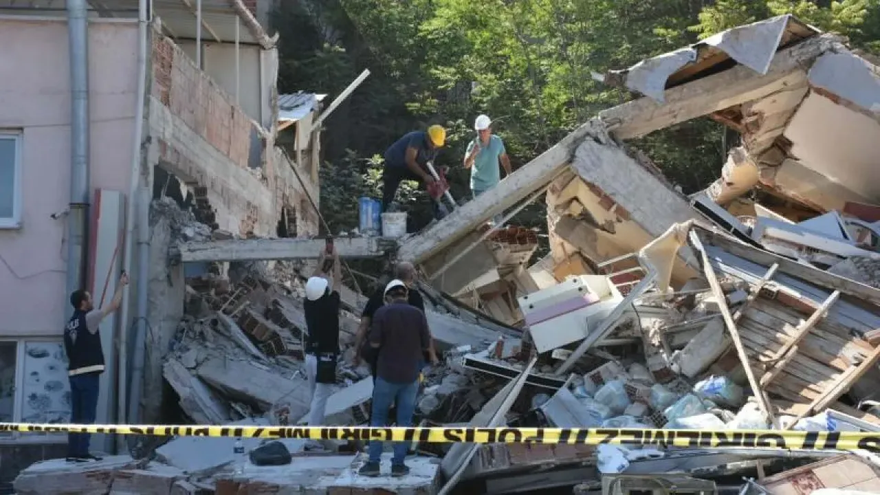 Depremle sarsılan Balıkesir'in yaraları sarılıyor! Bakan Kurum duyurdu: 'Yıkıp, yeniden yapacağız' 