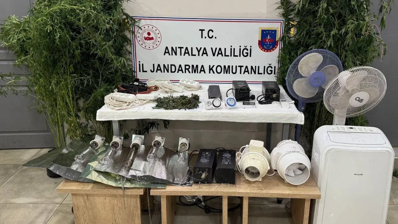 Evini uyuşturucu serasına çevirdi, kaçamadı