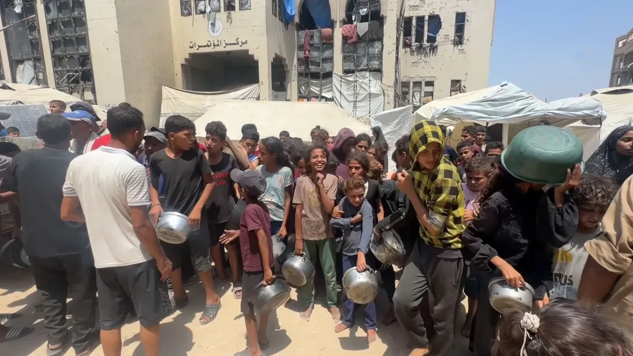 Gazze’deki Filistinlilere sıcak yemek dağıtıldı