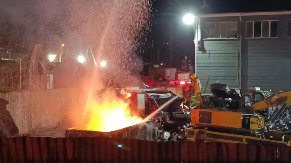 Bursa İnegöl’de geri dönüşüm tesisinde çıkan yangında itfaiye eri ağır yaralandı