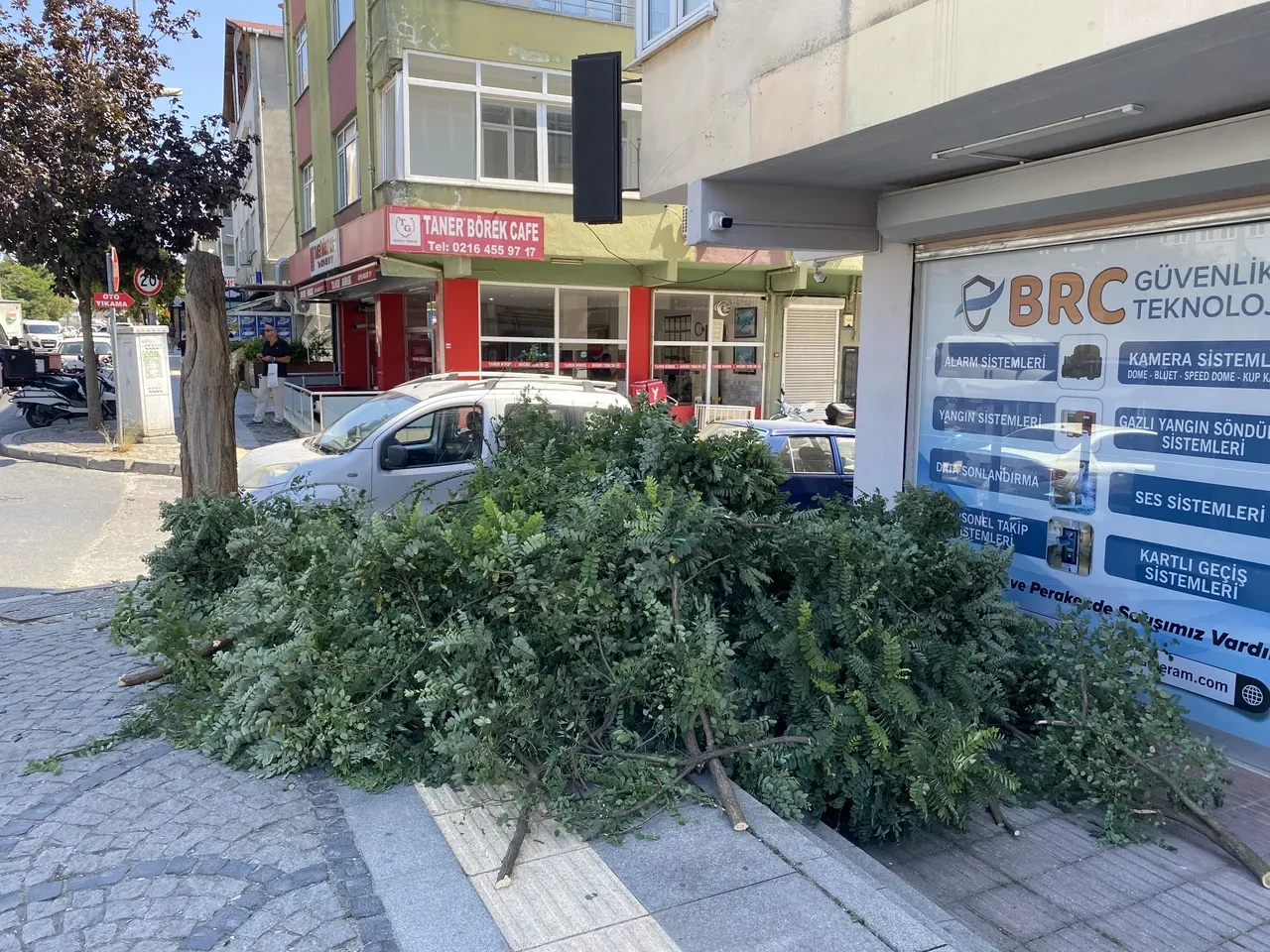 İstanbul'da şiddetli fırtına! 'Dışarı çıkmayın' uyarısı geldi: Etkisi her dakika artacak 