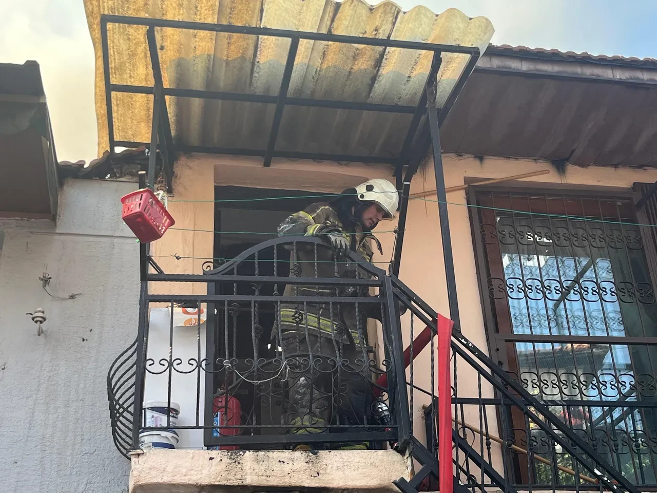 İzmir'de korku dolu anlar! Yangın büyüdü evler küle döndü