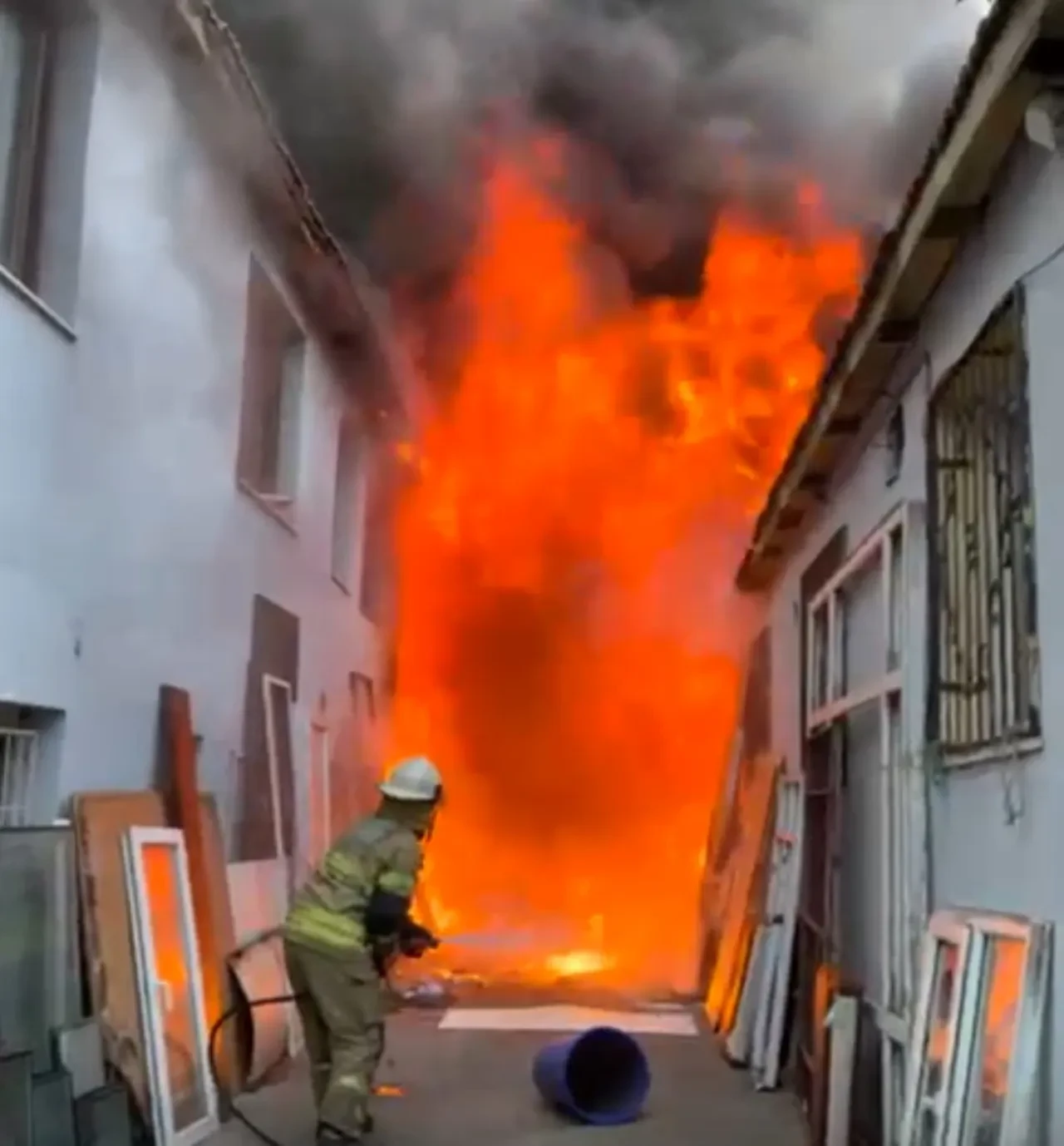 İzmir'de korku dolu anlar! Yangın büyüdü evler küle döndü