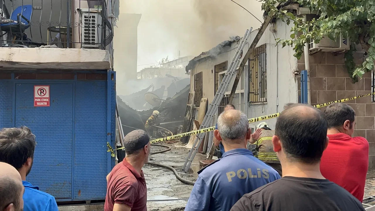 İzmir'de korku dolu anlar! Yangın büyüdü evler küle döndü