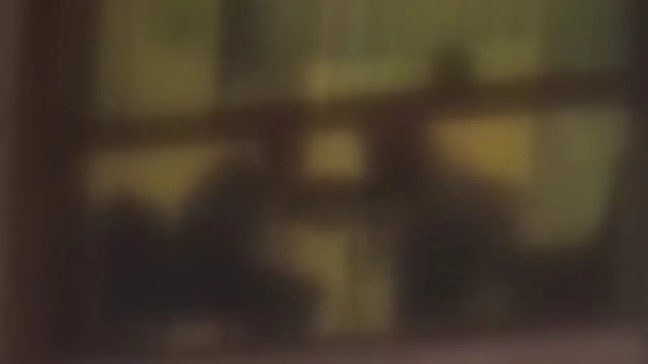 Kimseyi umursamadan balkonda uyuşturucu kullandılar