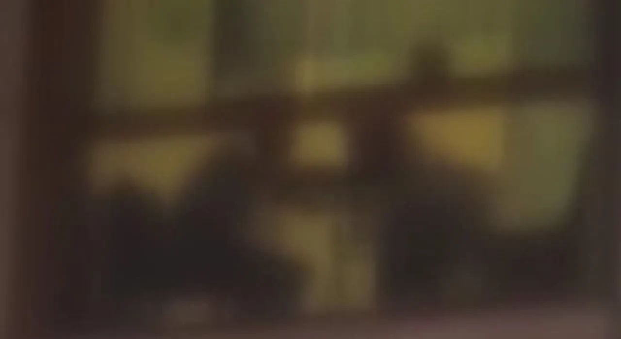 Kimseyi umursamadan balkonda uyuşturucu kullandılar