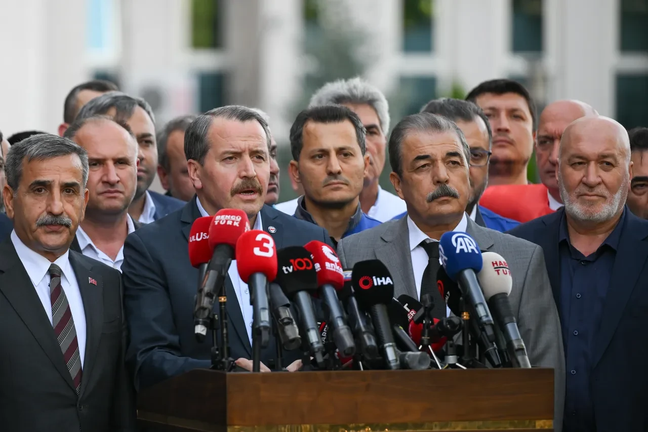 Memur ve memur emeklisinin zam pazarlığı sürüyor: Bakan Işıkhan'dan açıklama