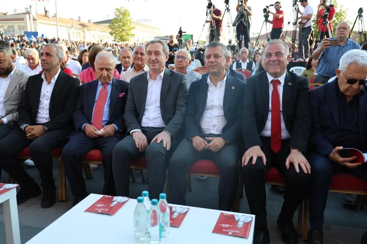 Özgür Özel 'Komisyonda CHP'nin ne işi var' diyenlere cevap verdi! DEM Partili Bakırhan'ın sözleri ise dikkat çekti