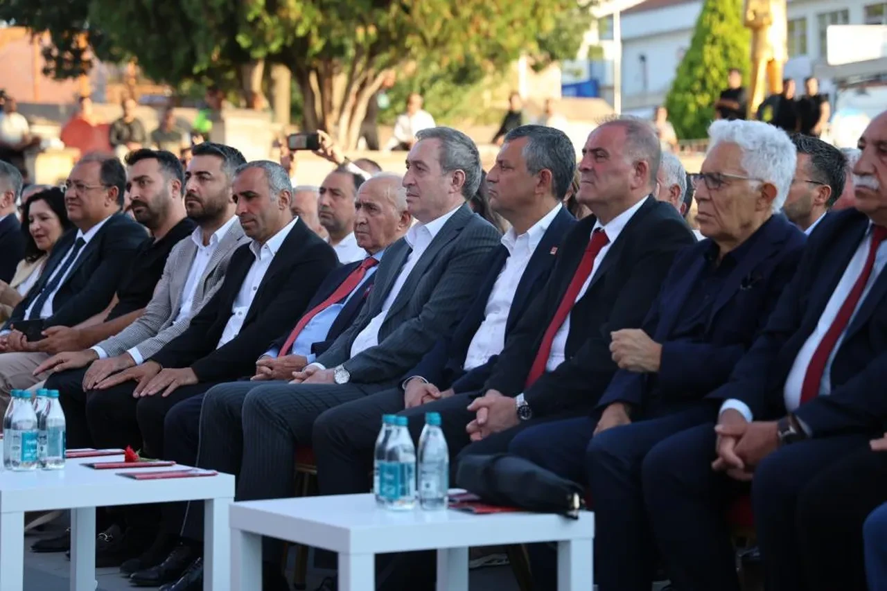 Özgür Özel 'Komisyonda CHP'nin ne işi var' diyenlere cevap verdi! DEM Partili Bakırhan'ın sözleri ise dikkat çekti