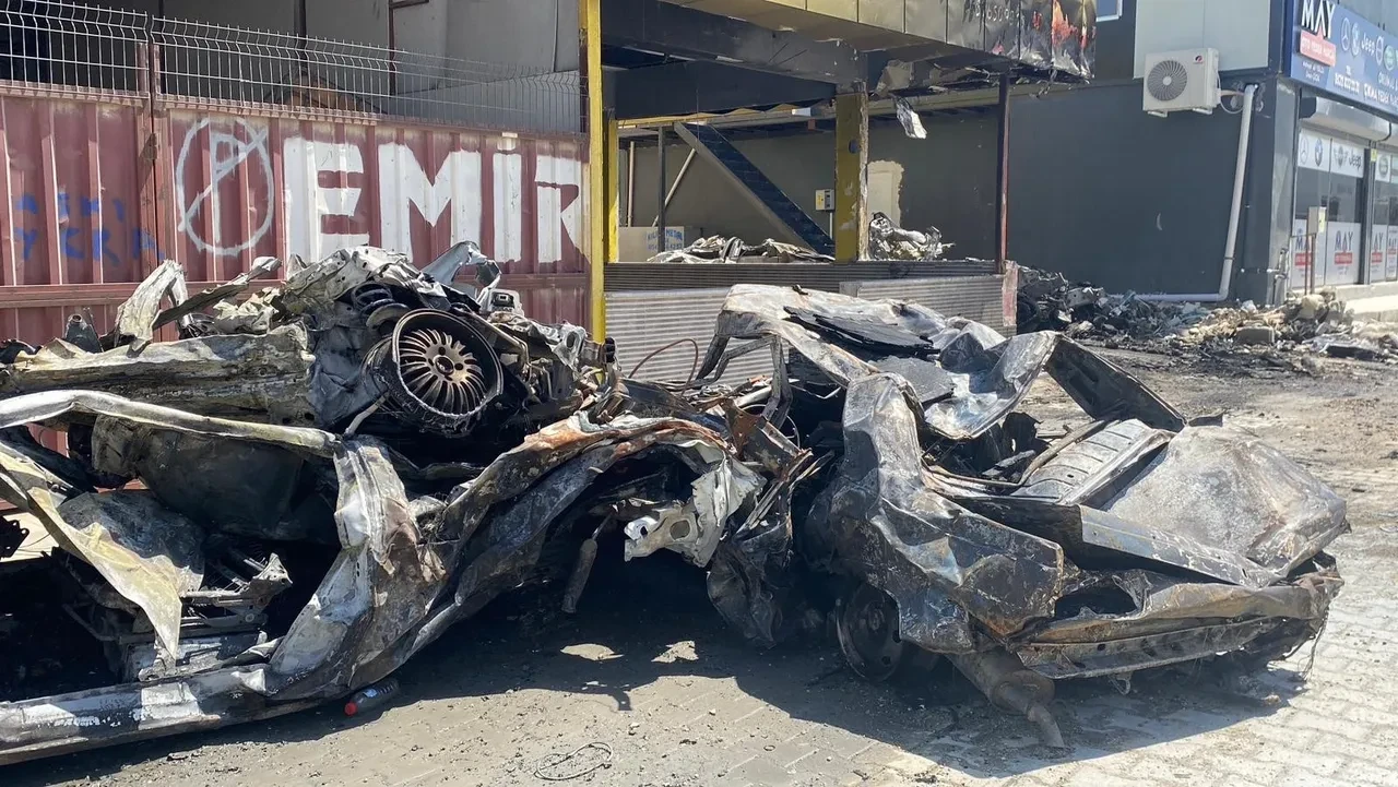 Sanayi sitesinde korku dolu anlar! iş yeri ve hurda araçlar küle döndü