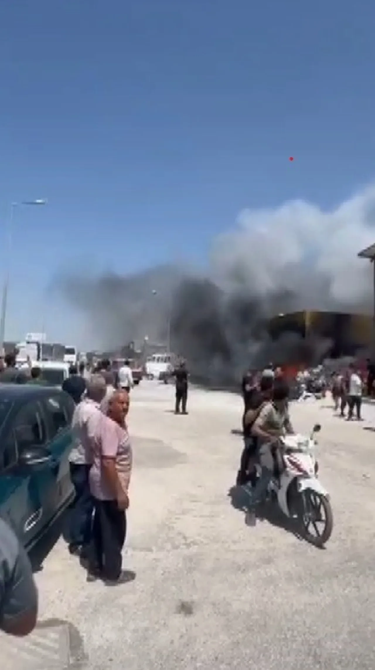 Sanayi sitesinde korku dolu anlar! iş yeri ve hurda araçlar küle döndü