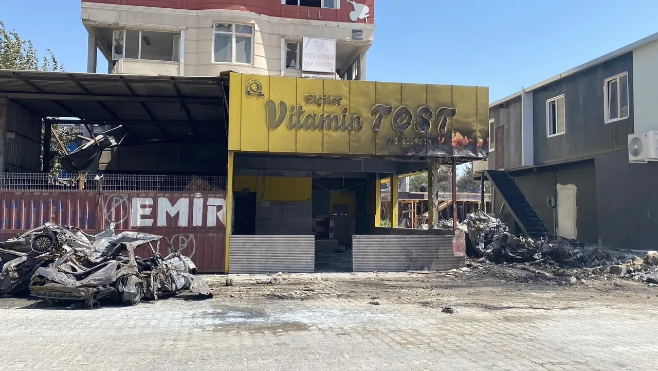 Sanayi sitesinde korku dolu anlar! iş yeri ve hurda araçlar küle döndü