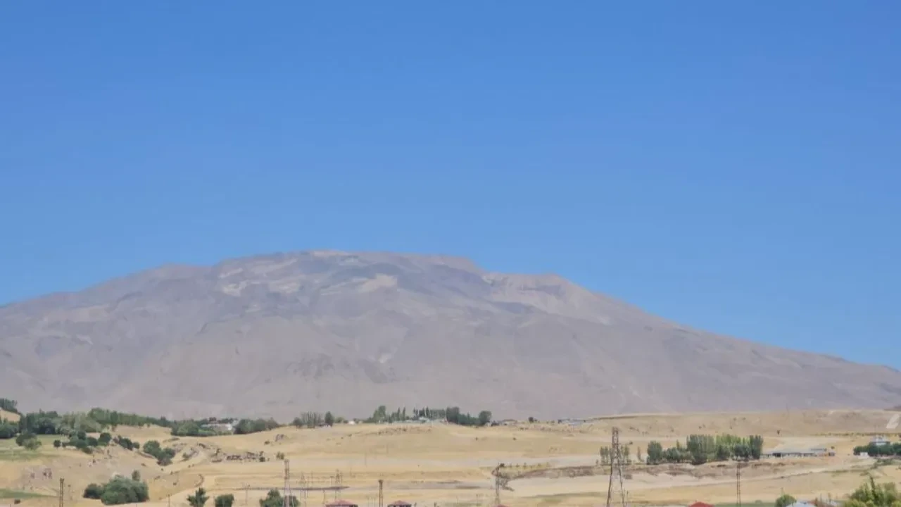 Tehlikeli sonuçlar olabilir! Aşırı sıcaklar Süphan Dağı'nı da vurdu