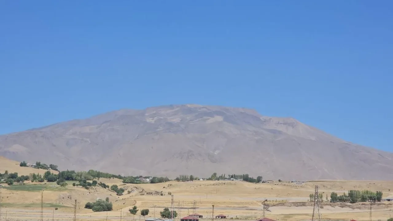 Tehlikeli sonuçlar olabilir! Aşırı sıcaklar Süphan Dağı'nı da vurdu