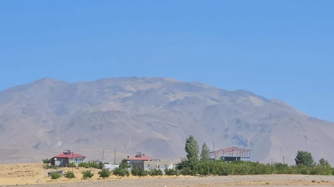 Tehlikeli sonuçlar olabilir! Aşırı sıcaklar Süphan Dağı'nı da vurdu