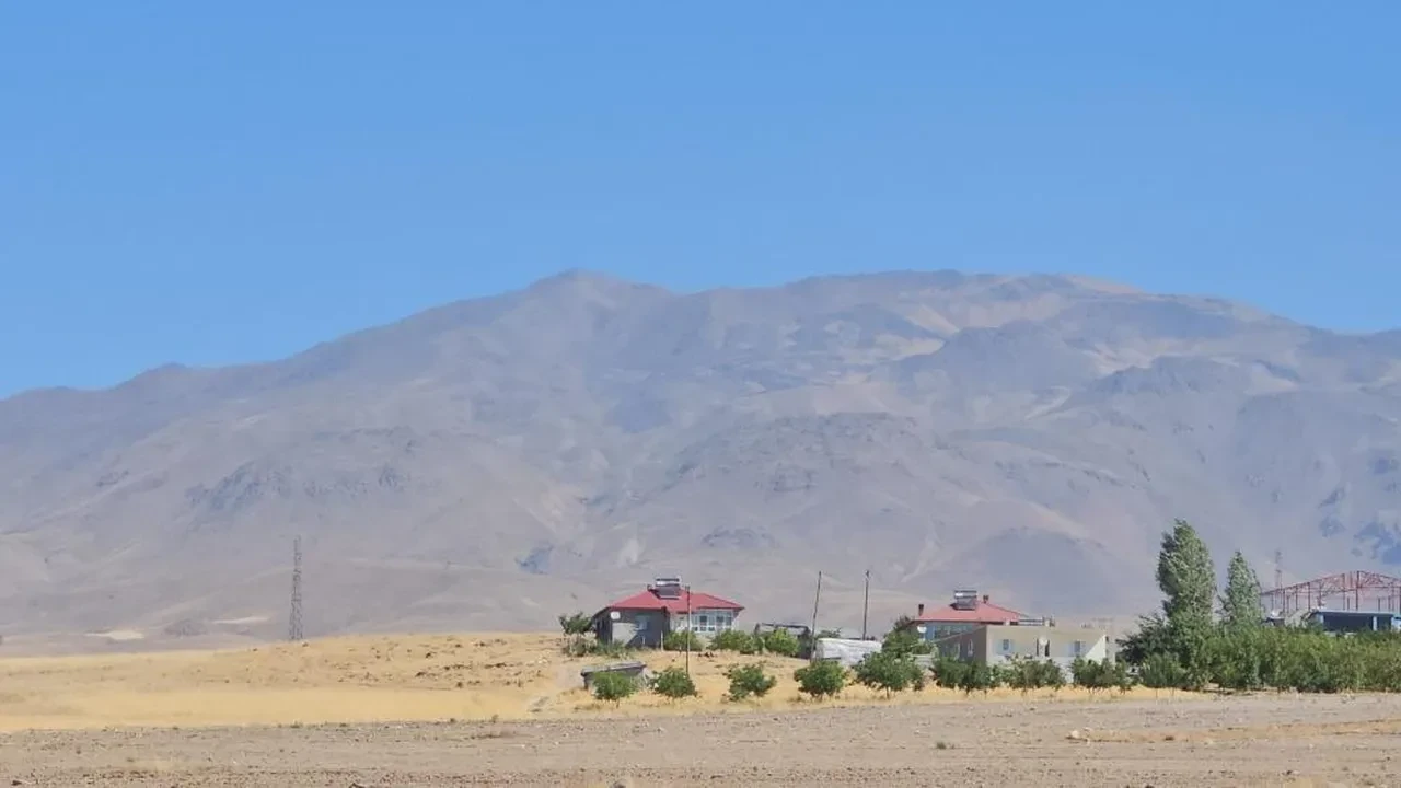 Tehlikeli sonuçlar olabilir! Aşırı sıcaklar Süphan Dağı'nı da vurdu