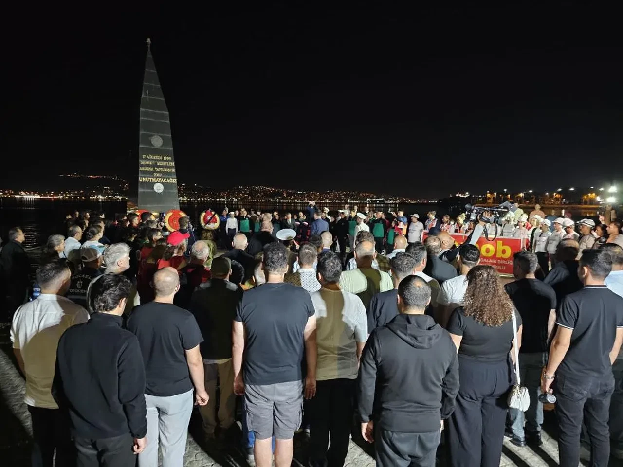 26 yıldır dinmeyen acı: 17 Ağustos'un yıl dönümünde deprem şehitleri dualarla anıldı