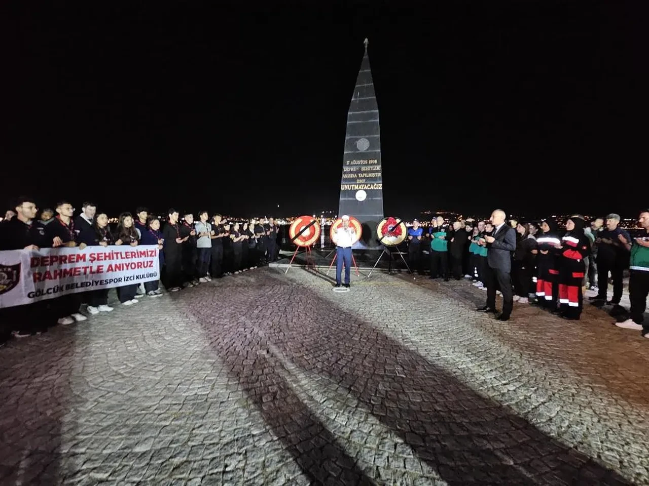 26 yıldır dinmeyen acı: 17 Ağustos'un yıl dönümünde deprem şehitleri dualarla anıldı