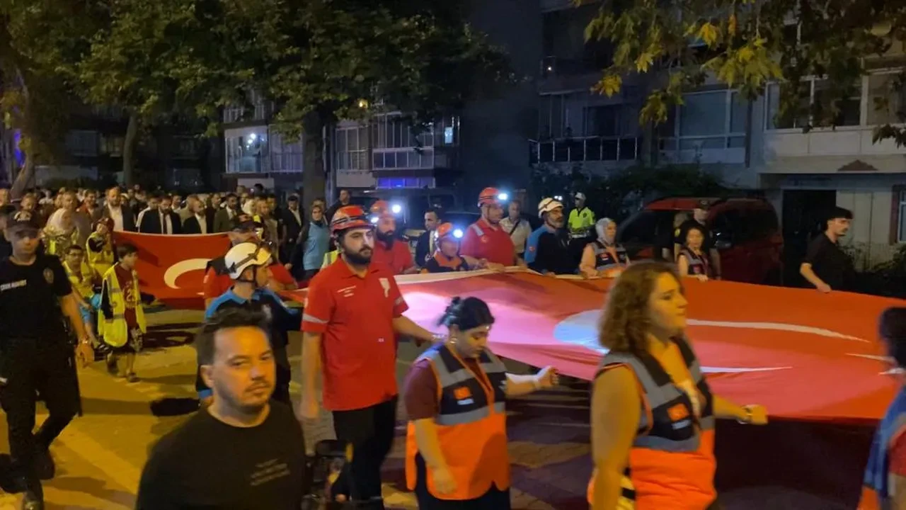 26 yıldır dinmeyen acı: 17 Ağustos'un yıl dönümünde deprem şehitleri dualarla anıldı