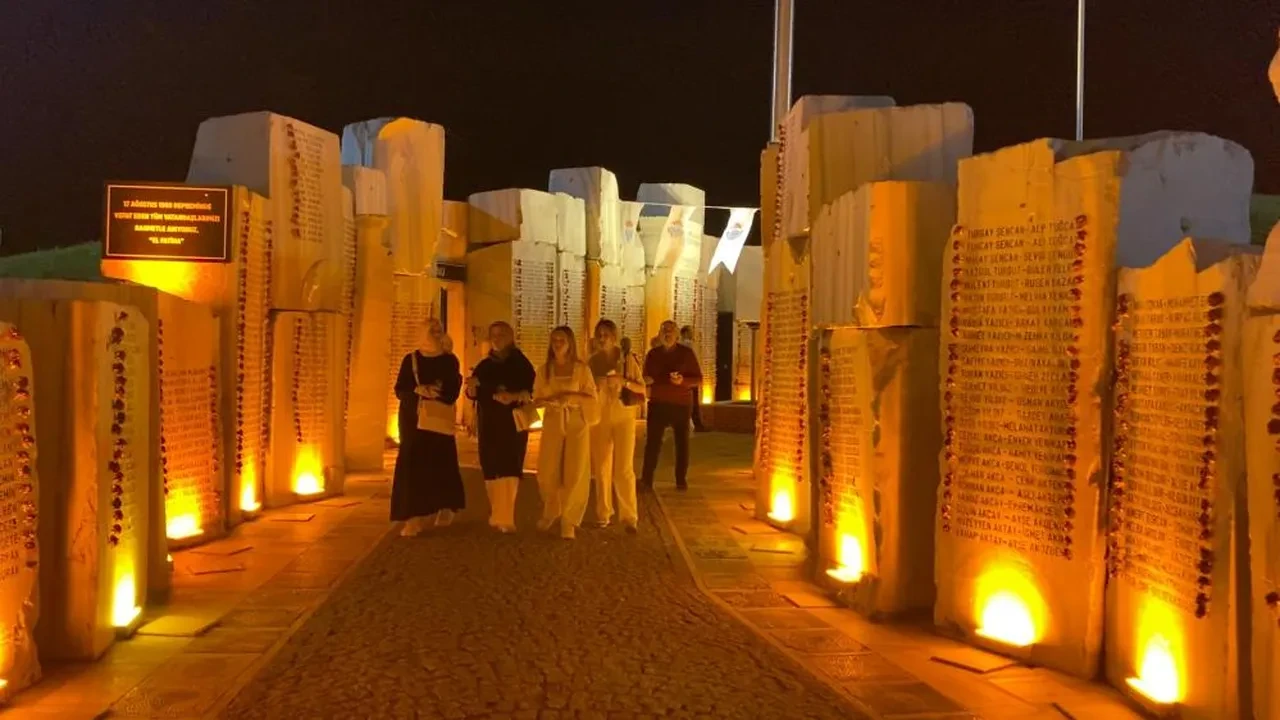 26 yıldır dinmeyen acı: 17 Ağustos'un yıl dönümünde deprem şehitleri dualarla anıldı