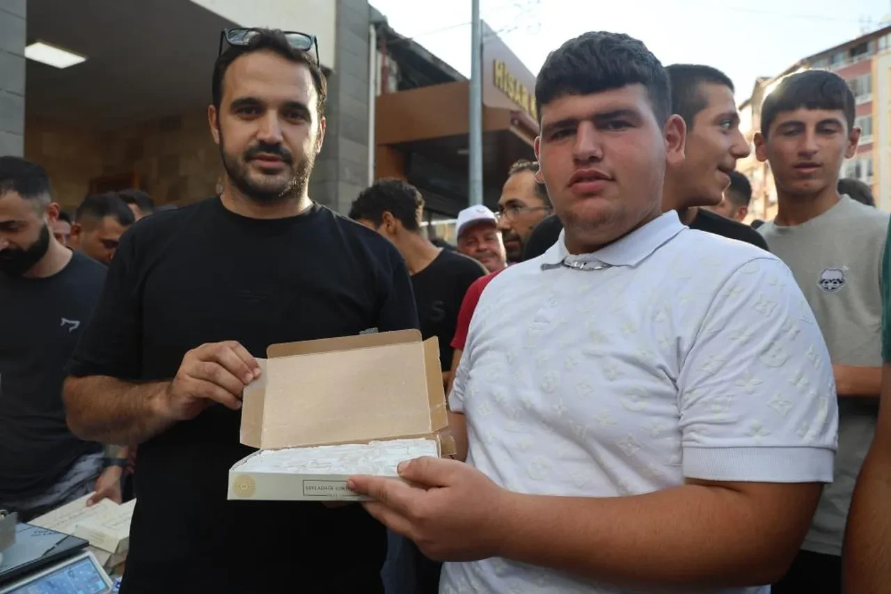 Altın için 3 dakikada 1 kilodan fazla lokum yedi! "Kazanacağımdan emindim"