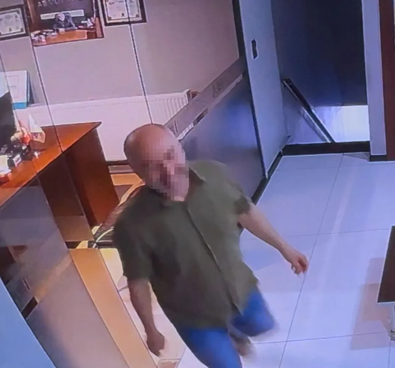 Çalıştığı oto galericiyi soydu! 70 bin dolarla kayıplara karıştı