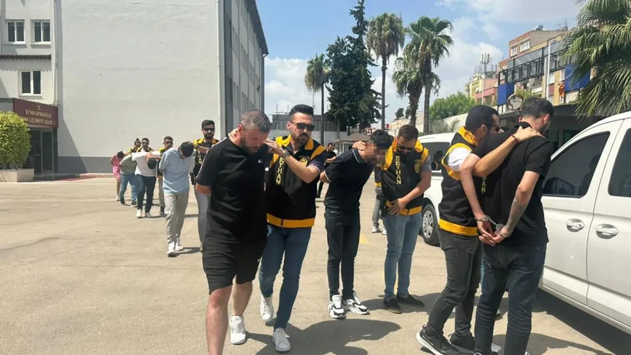 Dolandırıcıların tuzağına düştü, uyudukları sırada evden kaçtı! Çete liderinin yaşından fazla dosyadan aranması var