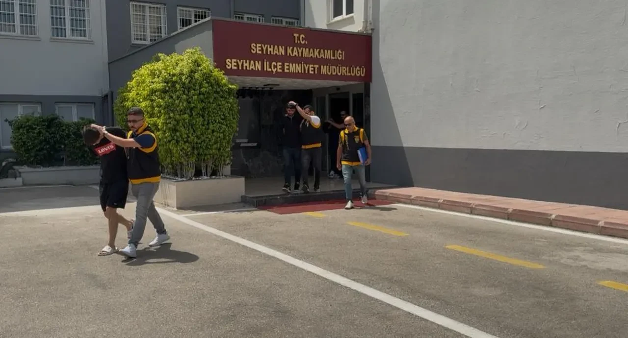 Dolandırıcıların tuzağına düştü, uyudukları sırada evden kaçtı! Çete liderinin yaşından fazla dosyadan aranması var