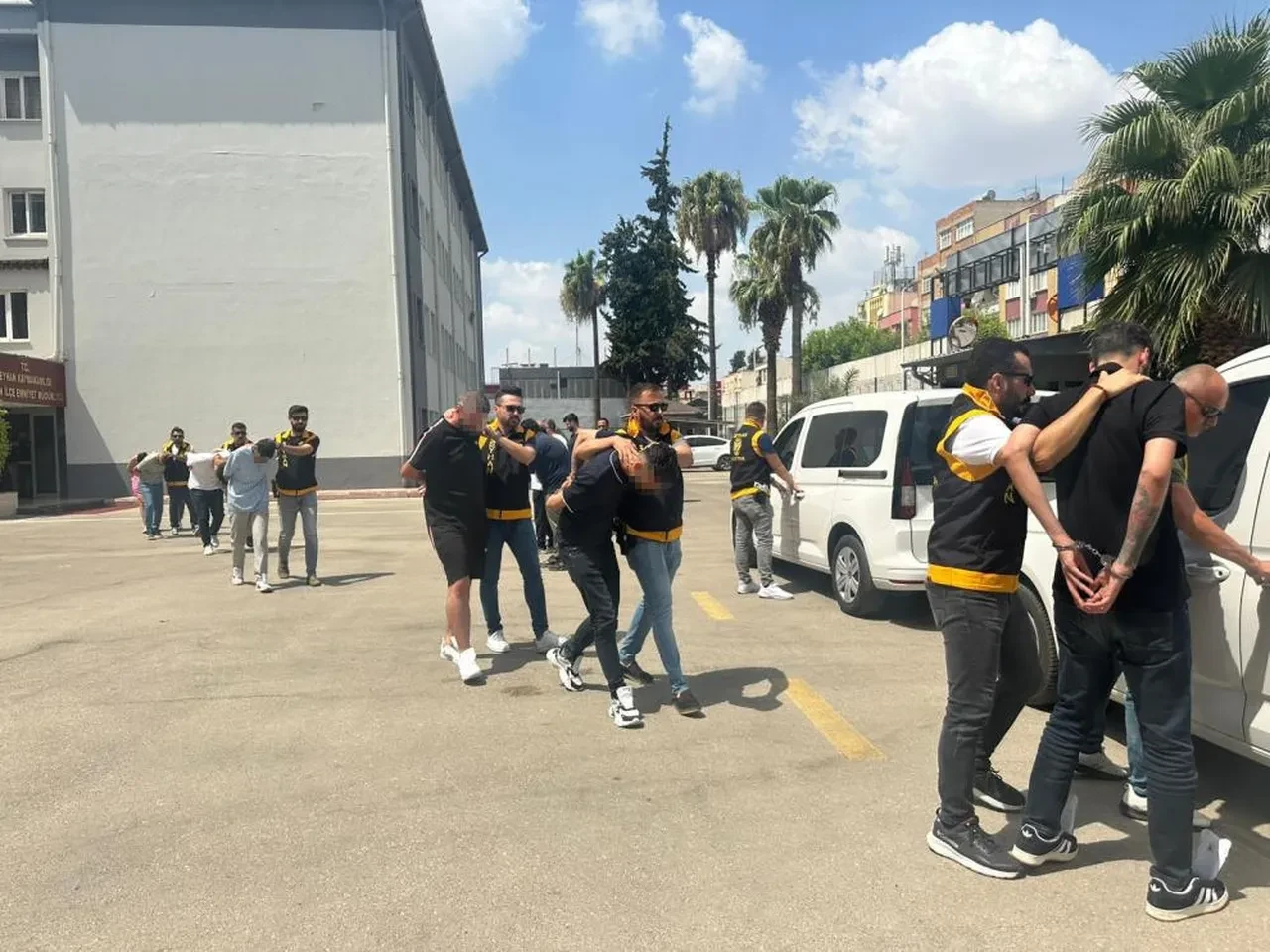 Dolandırıcıların tuzağına düştü, uyudukları sırada evden kaçtı! Çete liderinin yaşından fazla dosyadan aranması var