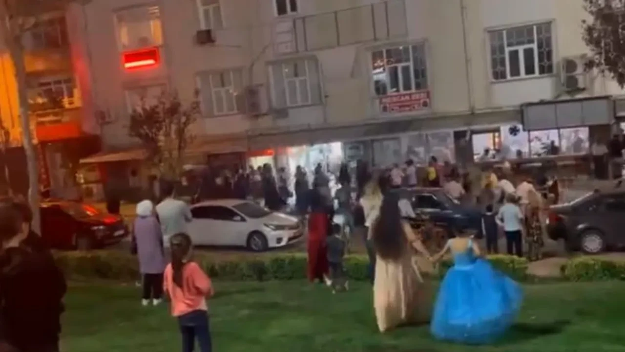 Düğün çıkışı birbirlerine girdiler! O anlar kamerada