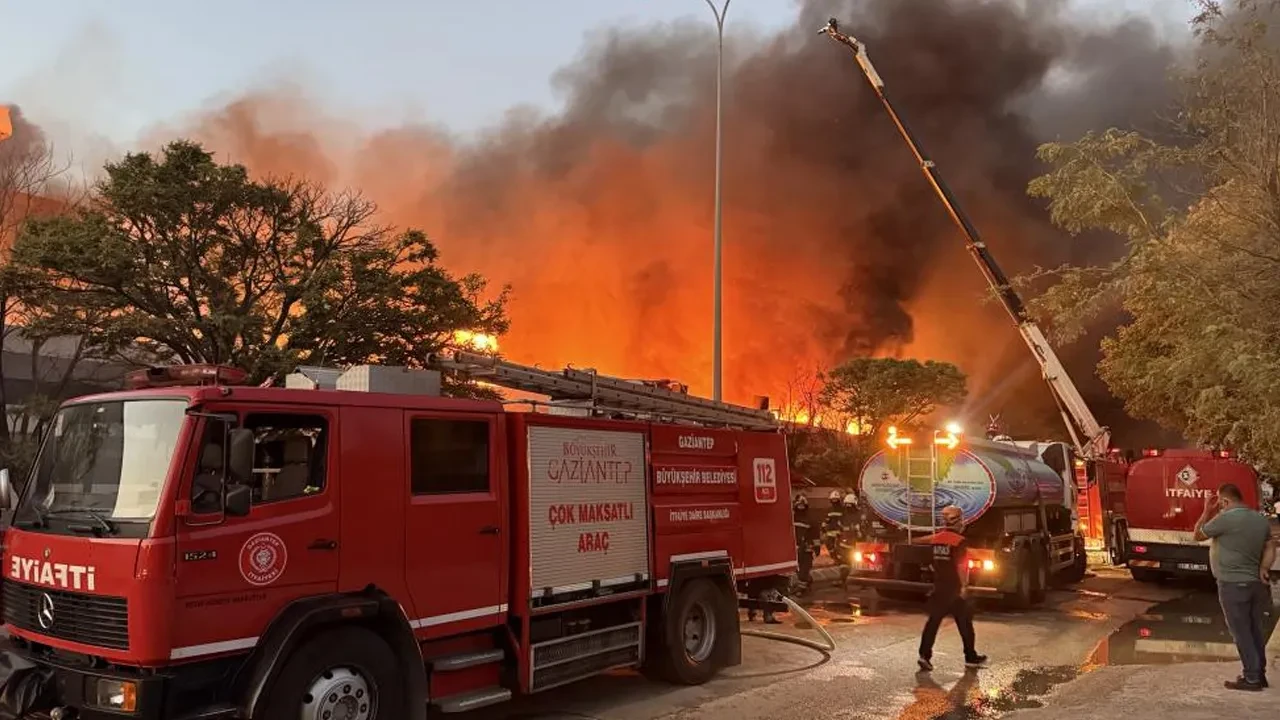 Gaziantep’te geri dönüşüm tesisinde büyük yangın