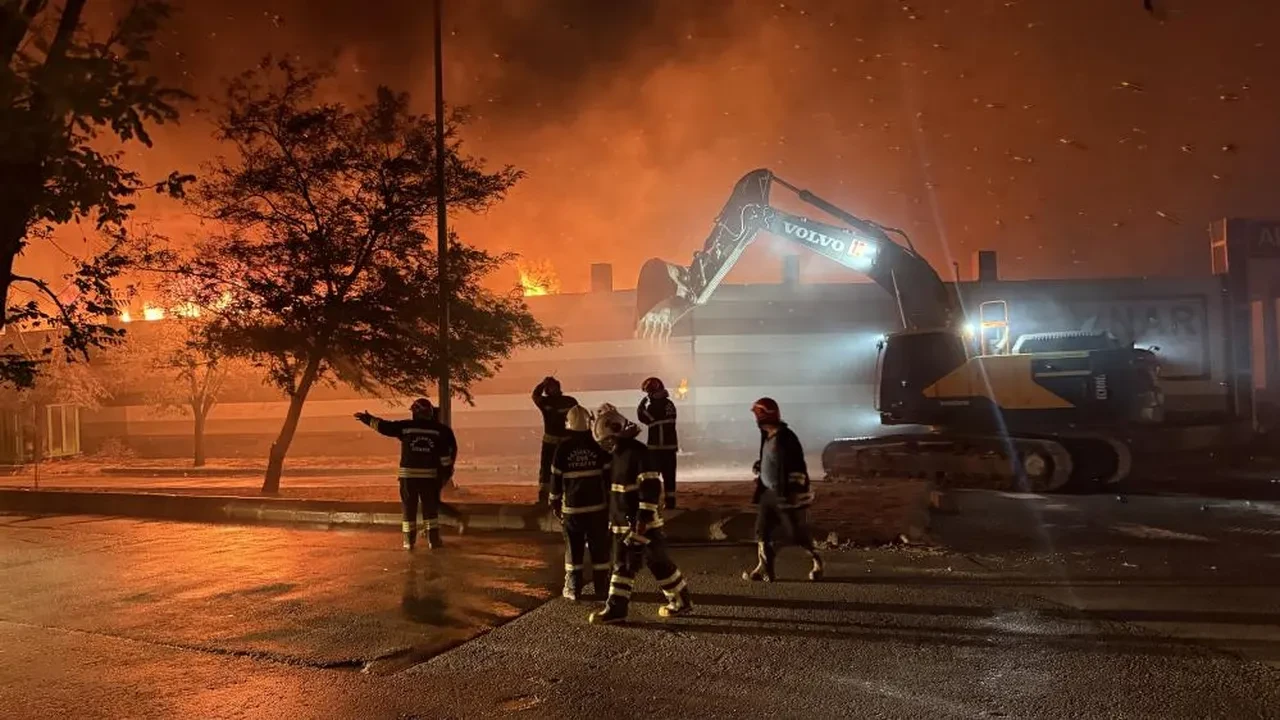 Gaziantep’te geri dönüşüm tesisinde büyük yangın