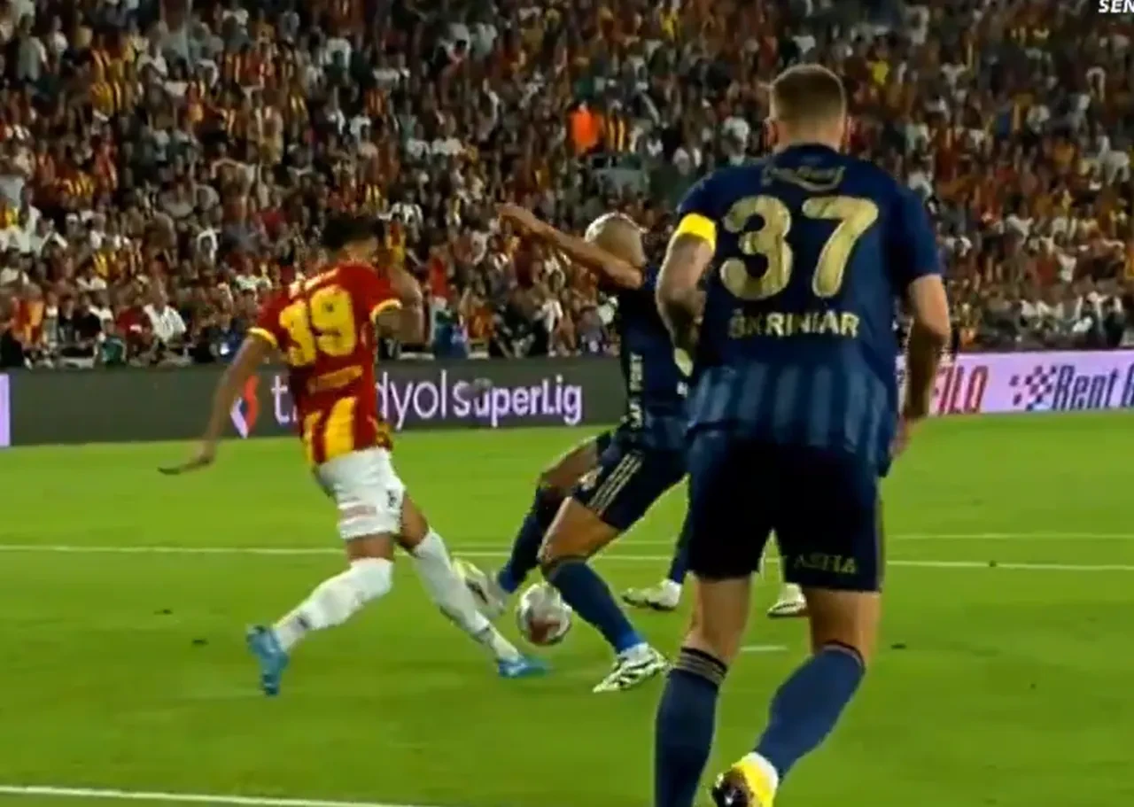Göztepe - Fenerbahçe maçına damga vuran pozisyon! Trio ekibi yorumladı: Penaltı ve sarı kart olmalıydı
