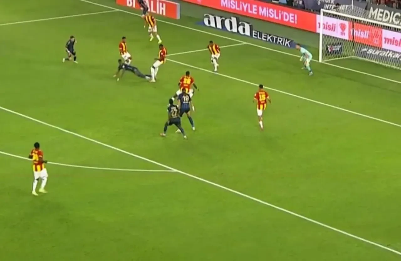 Göztepe - Fenerbahçe maçına damga vuran pozisyon! Trio ekibi yorumladı: Penaltı ve sarı kart olmalıydı