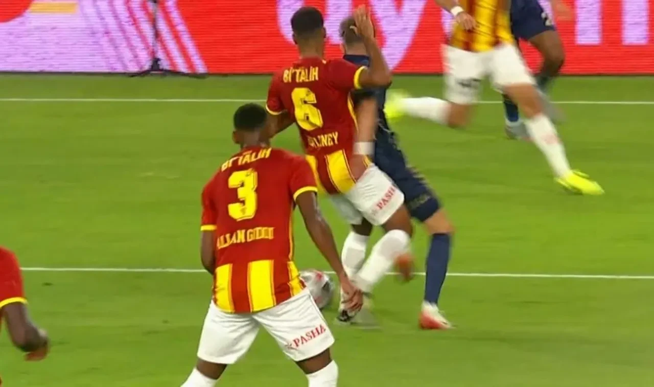 Göztepe - Fenerbahçe maçına damga vuran pozisyon! Trio ekibi yorumladı: Penaltı ve sarı kart olmalıydı