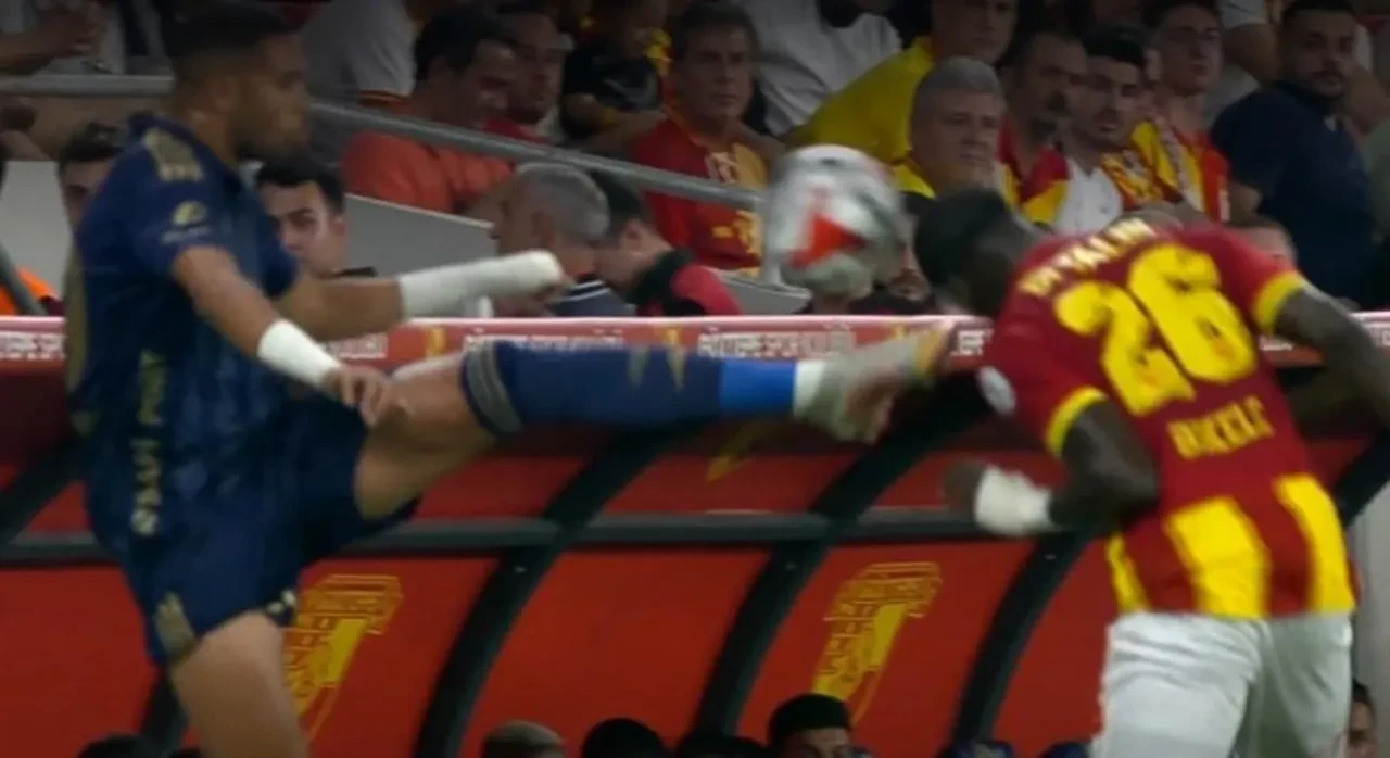 Göztepe - Fenerbahçe maçına damga vuran pozisyon! Trio ekibi yorumladı: Penaltı ve sarı kart olmalıydı