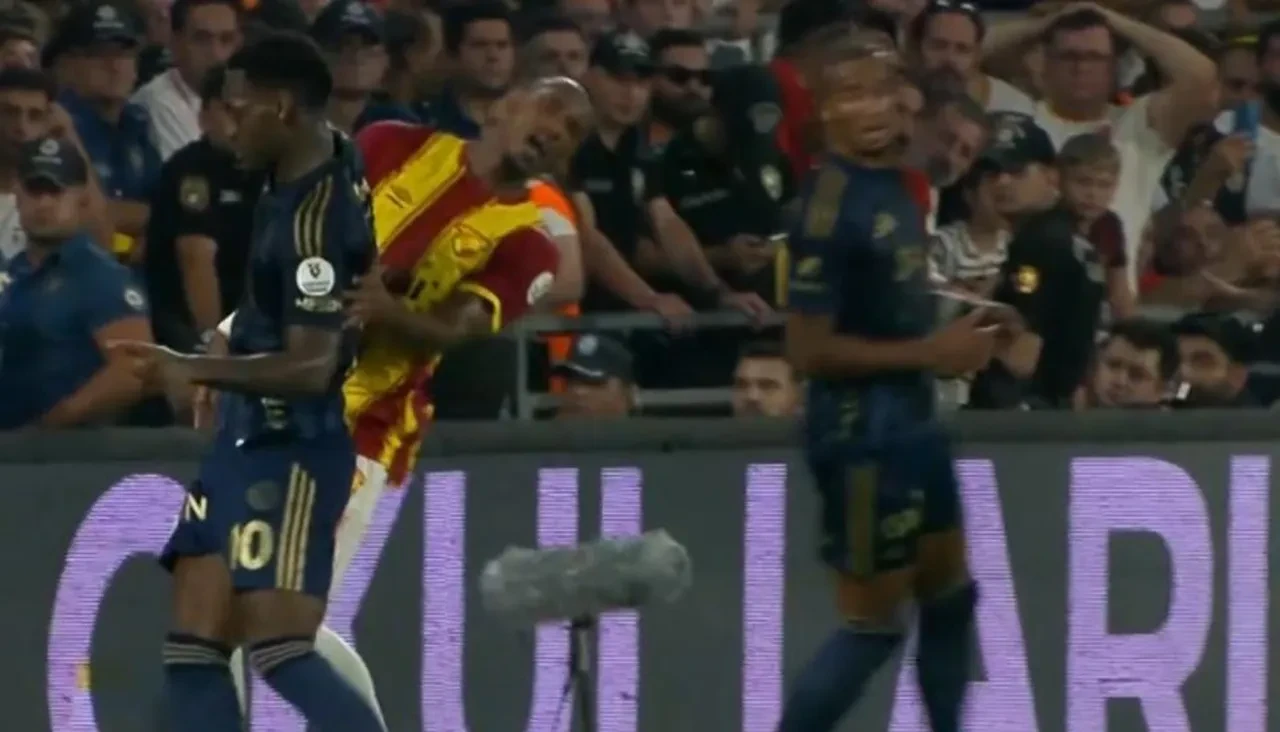 Göztepe - Fenerbahçe maçına damga vuran pozisyon! Trio ekibi yorumladı: Penaltı ve sarı kart olmalıydı