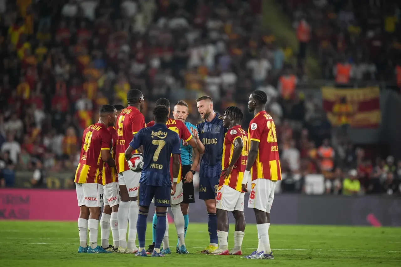 Göztepe - Fenerbahçe maçına damga vuran pozisyon! Trio ekibi yorumladı: Penaltı ve sarı kart olmalıydı