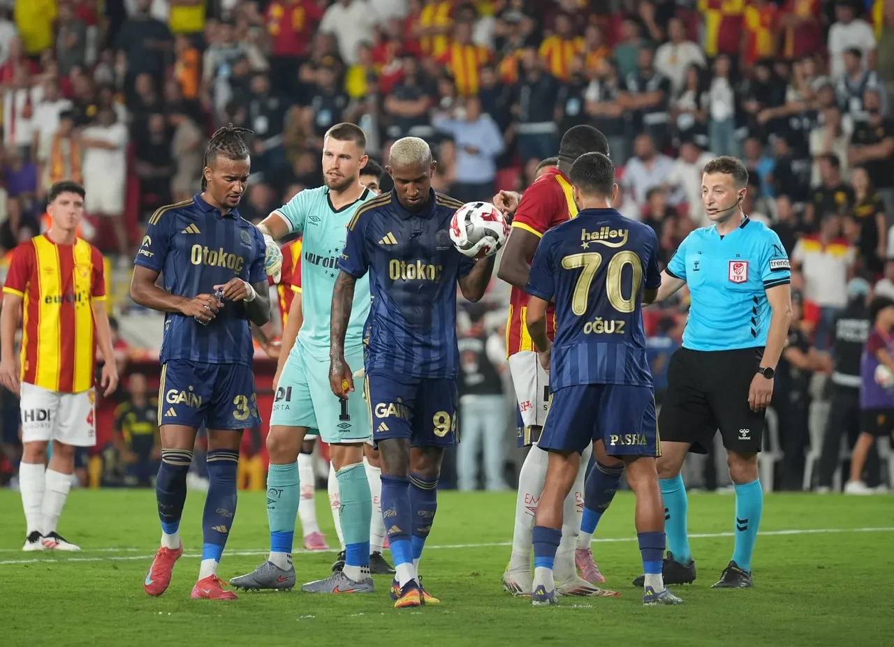 Göztepe - Fenerbahçe maçına damga vuran pozisyon! Trio ekibi yorumladı: Penaltı ve sarı kart olmalıydı
