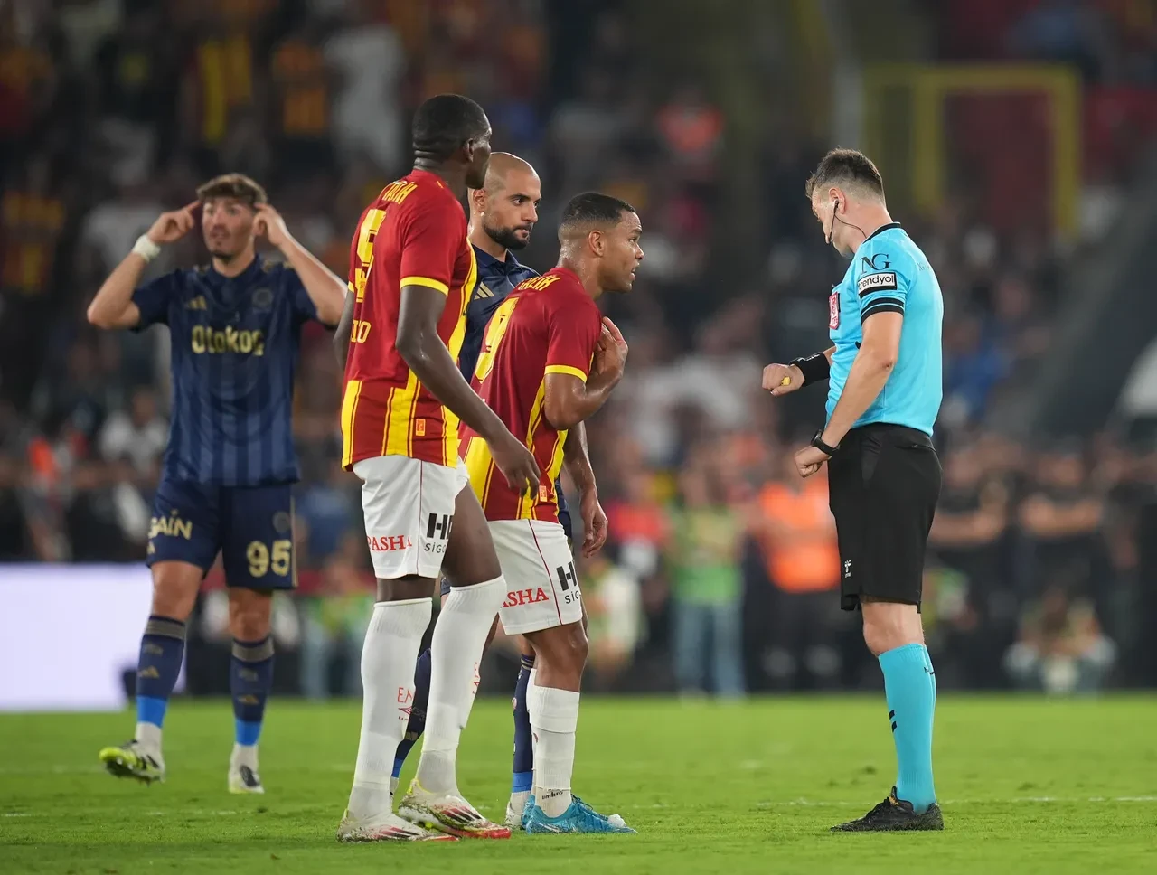 Göztepe - Fenerbahçe maçına damga vuran pozisyon! Trio ekibi yorumladı: Penaltı ve sarı kart olmalıydı