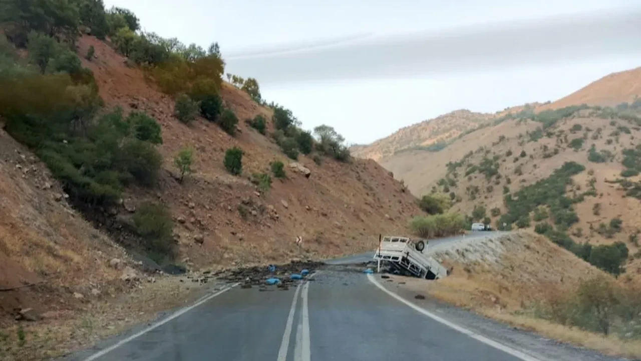 Hakkari'de kamyonet takla attı: 2 yaralı