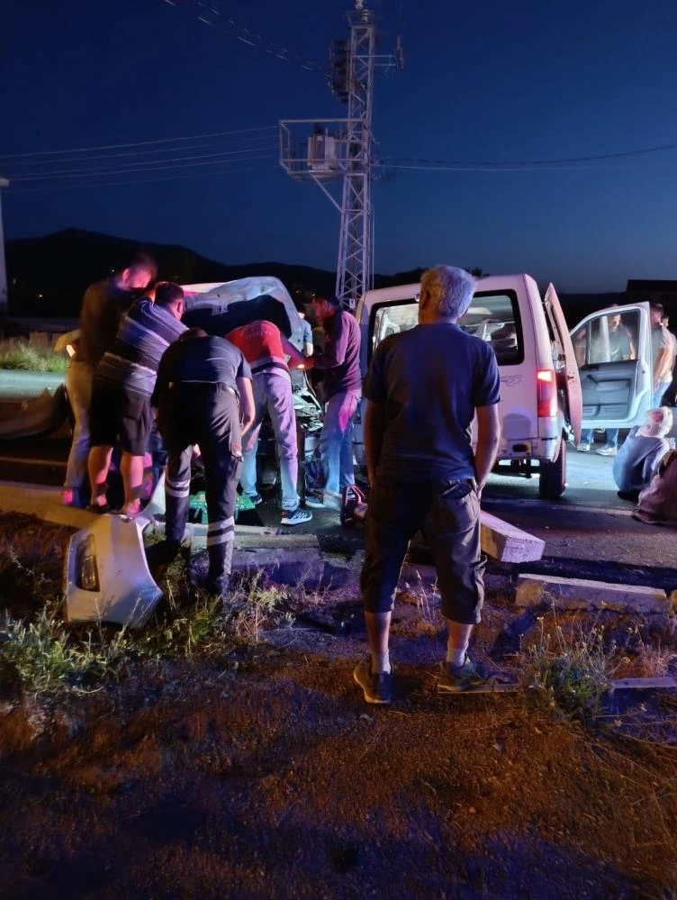 Isparta’nın Şarkikaraağaç ilçesinde meydana gelen kazada 5 kişi yaralandı