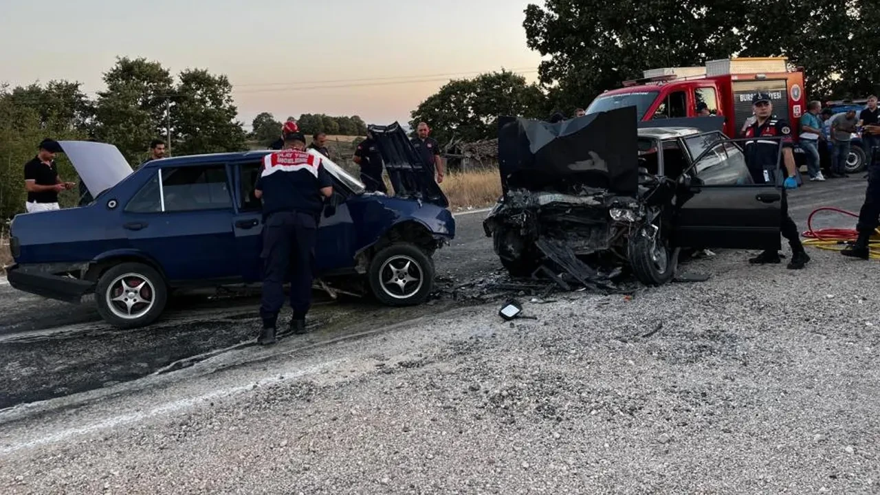İki araç kafa kafaya çarpıştı! 1 kişiyi öldüren kazada ince detay